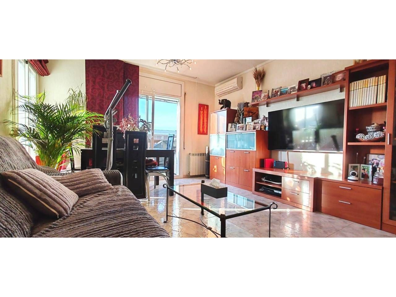 Living room of Flat for sale in Girona Capital  with Air Conditioner, Heating and Furnished