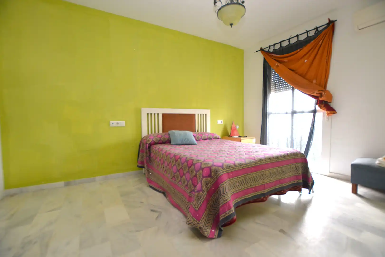 Habitación de Casa adosada en venta en Pilas con Aire acondicionado
