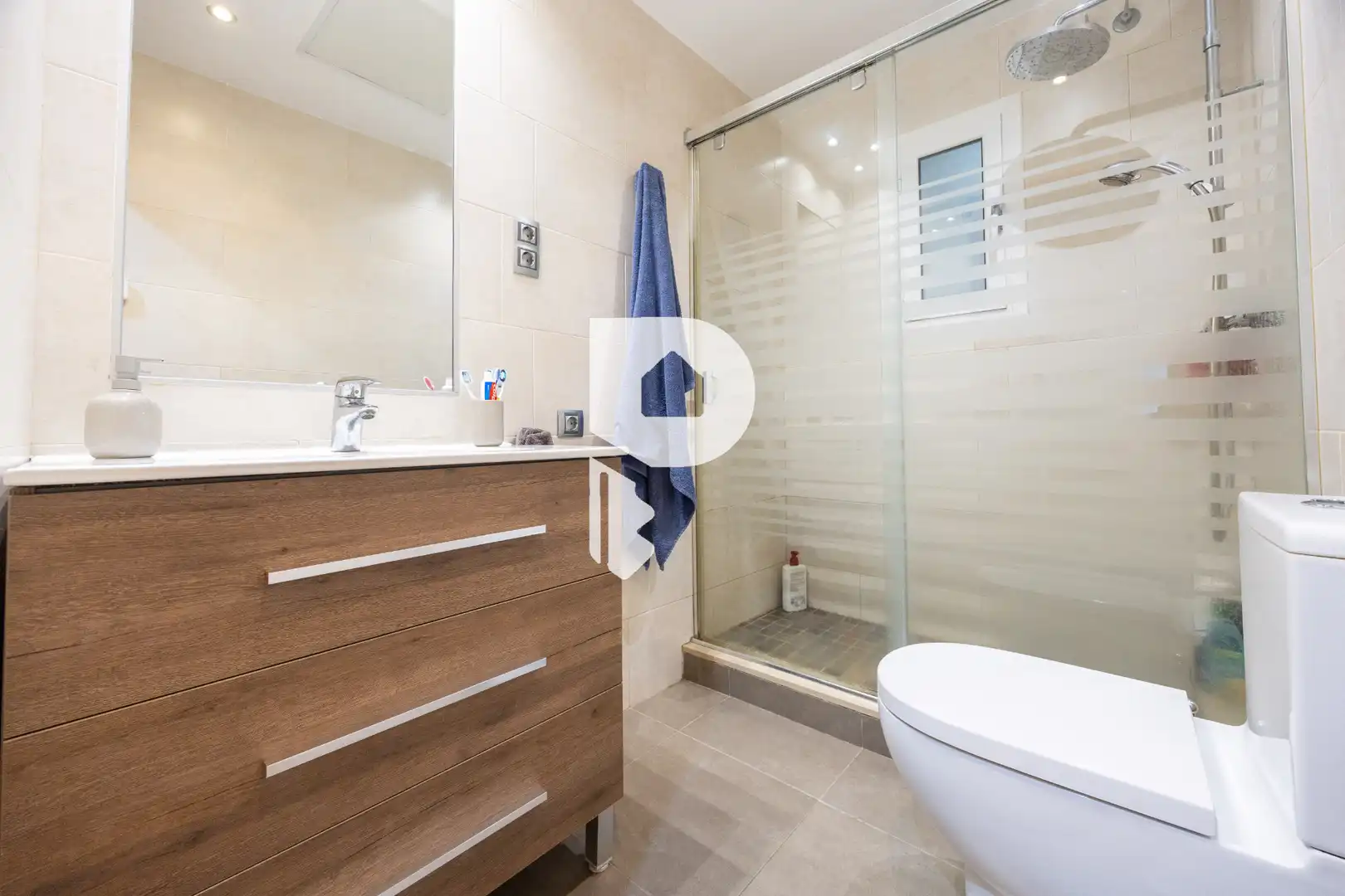 Badezimmer von Wohnung zum Verkauf in Sant Vicenç Dels Horts mit Klimaanlage, Heizung und Parkett