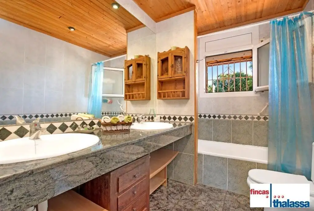Bathroom of Houses for sale in Lloret de Mar  with Air Conditioner, Private garden and Storage room
