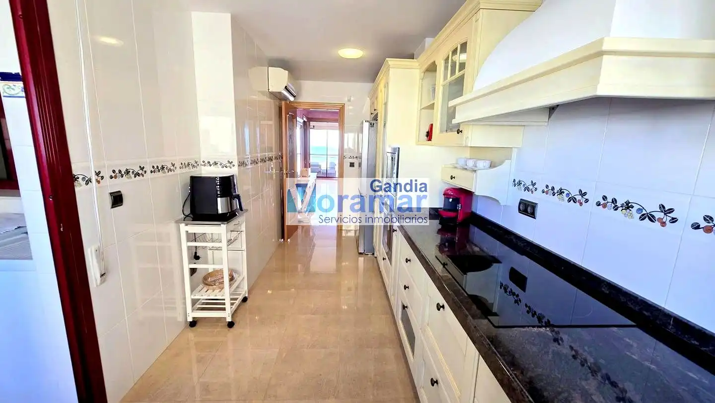 Cuina de Apartament de lloguer en Gandia amb Aire condicionat, Terrassa i Moblat