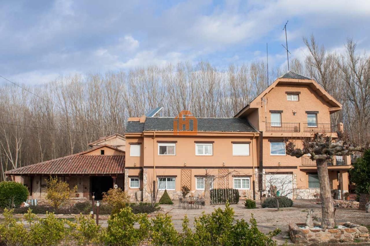 Exterior view of House or chalet for sale in Villanueva de las Manzanas  with Heating, Private garden and Storage room