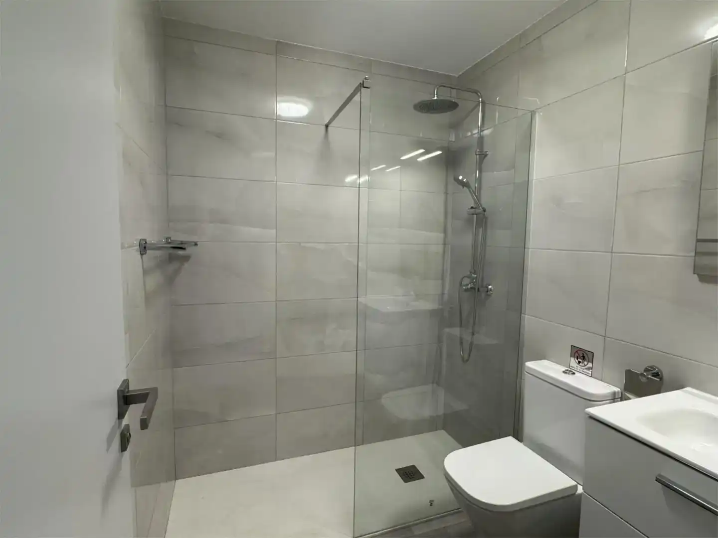 Bathroom of Flat for rent in Torrevieja  with Air Conditioner and Balcony