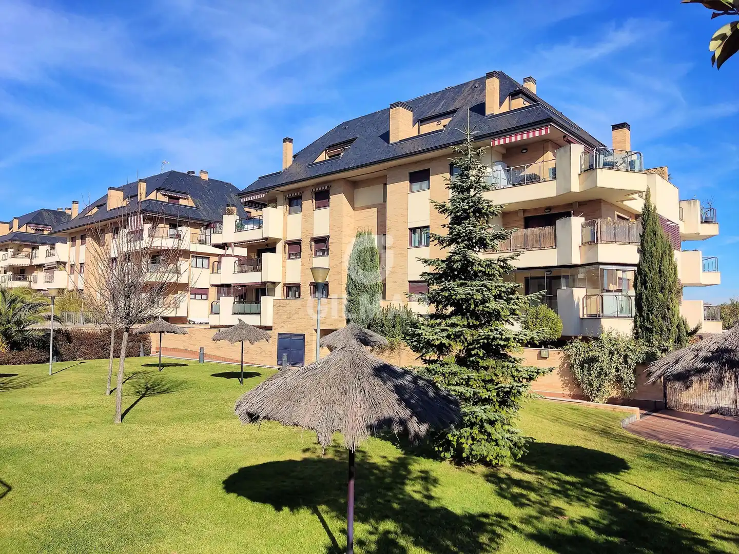 Außenansicht von Maisonette zum Verkauf in Boadilla del Monte mit Heizung, Abstellraum und Schwimmbad