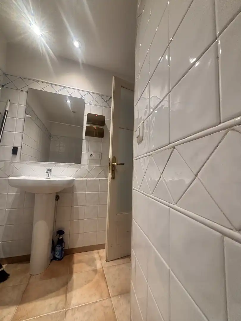 Baño de Piso de alquiler en Girona con Balcón
