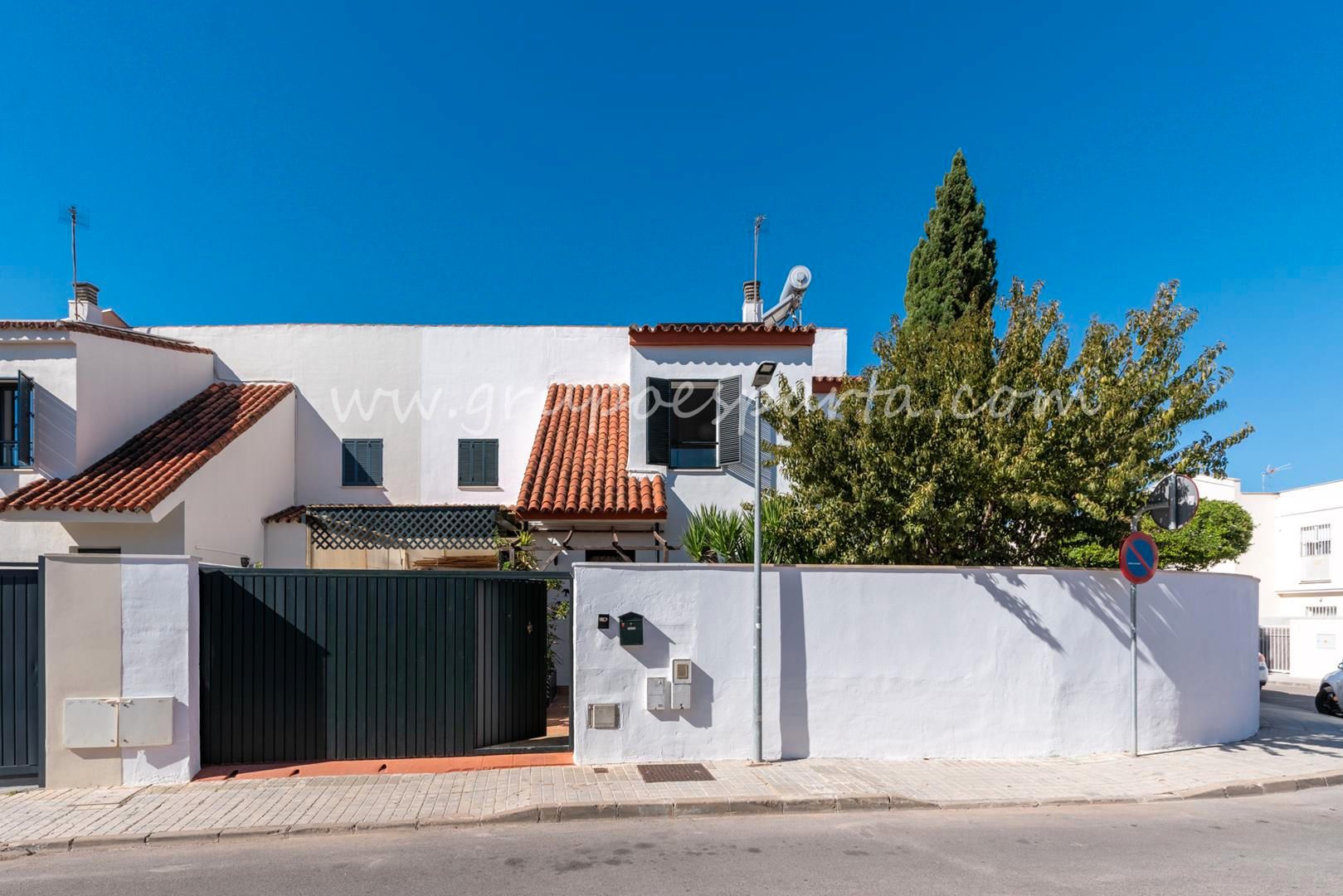 Vista exterior de Casa adosada en venda en Valencina de la Concepción amb Aire condicionat, Jardí privat i Traster