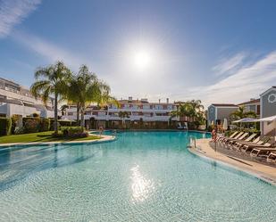 Piscina de Casa adosada de lloguer en Estepona amb Aire condicionat, Terrassa i Piscina