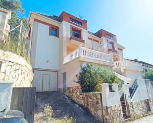 Vista exterior de Casa adosada en venda en Castro-Urdiales amb Calefacció i Piscina comunitària