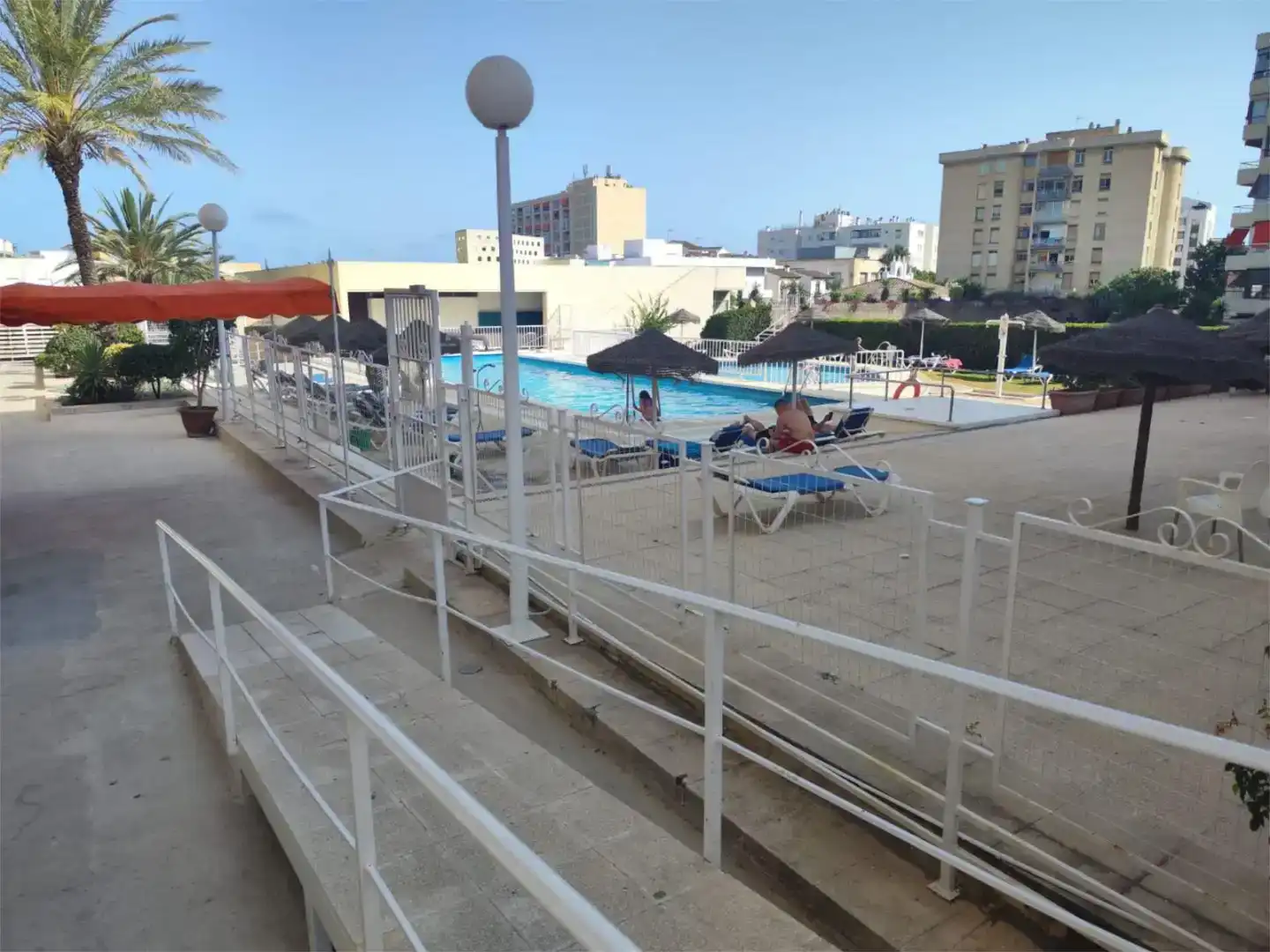Piscina de Apartament de lloguer en Torremolinos amb Aire condicionat i Piscina
