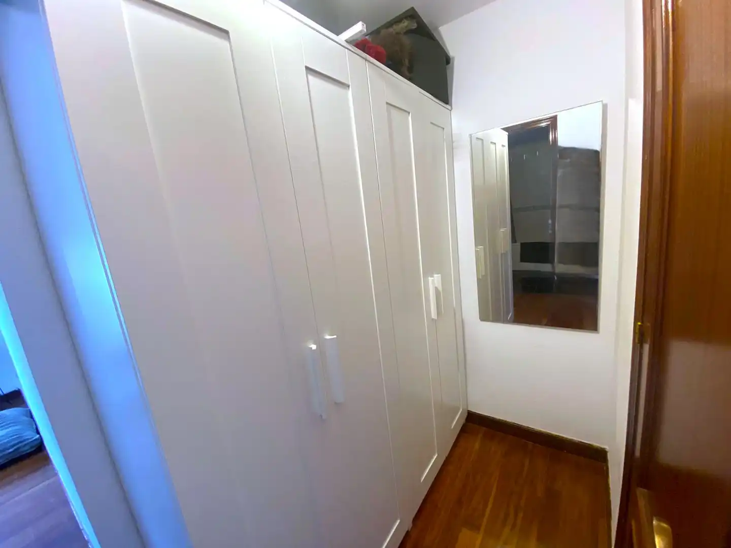 Schlafzimmer von Dachboden zum Verkauf in Castro-Urdiales mit Heizung, Privatgarten und Parkett