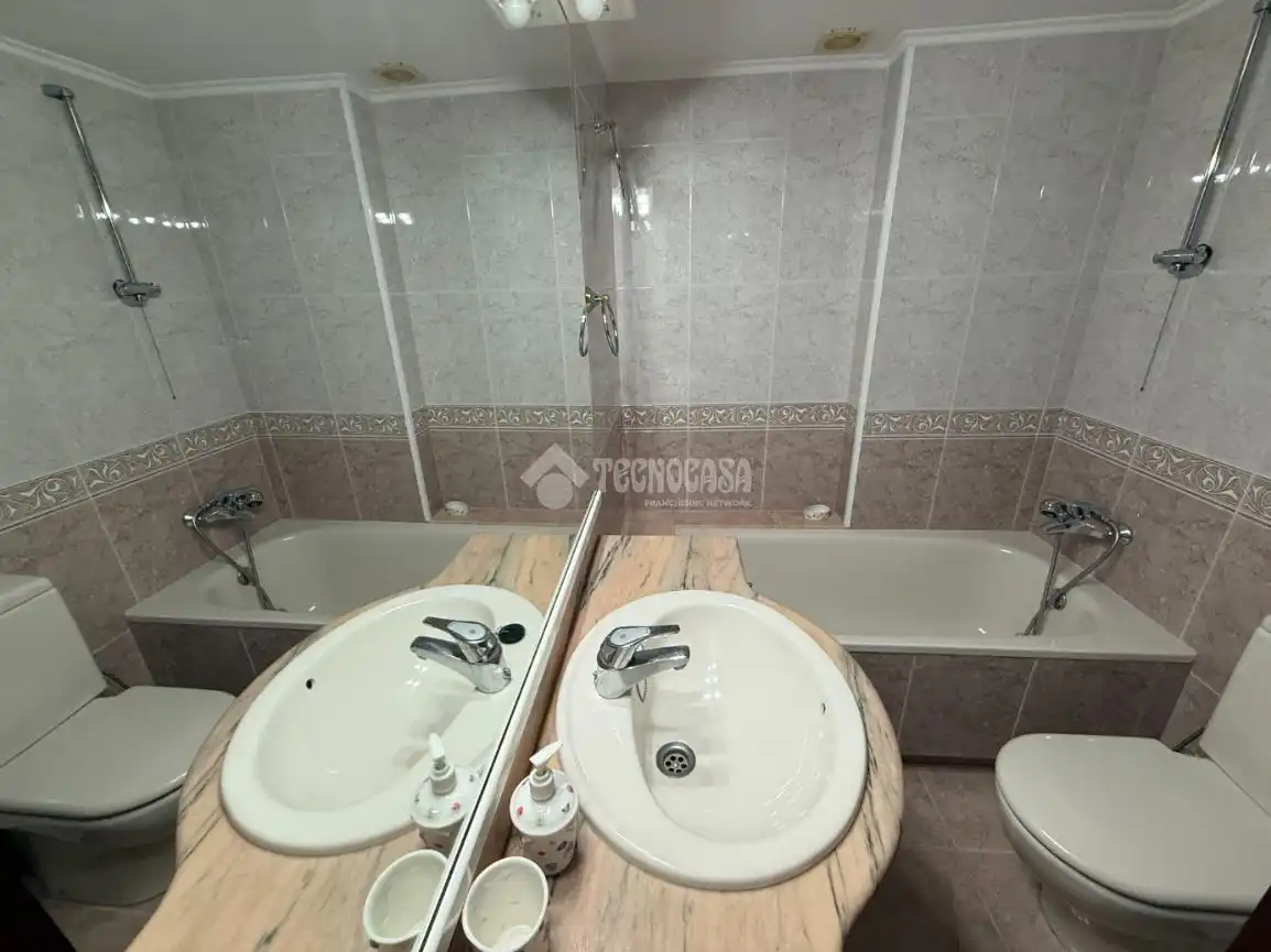 Badezimmer von Wohnung zum Verkauf in Barcelona mit Parkett