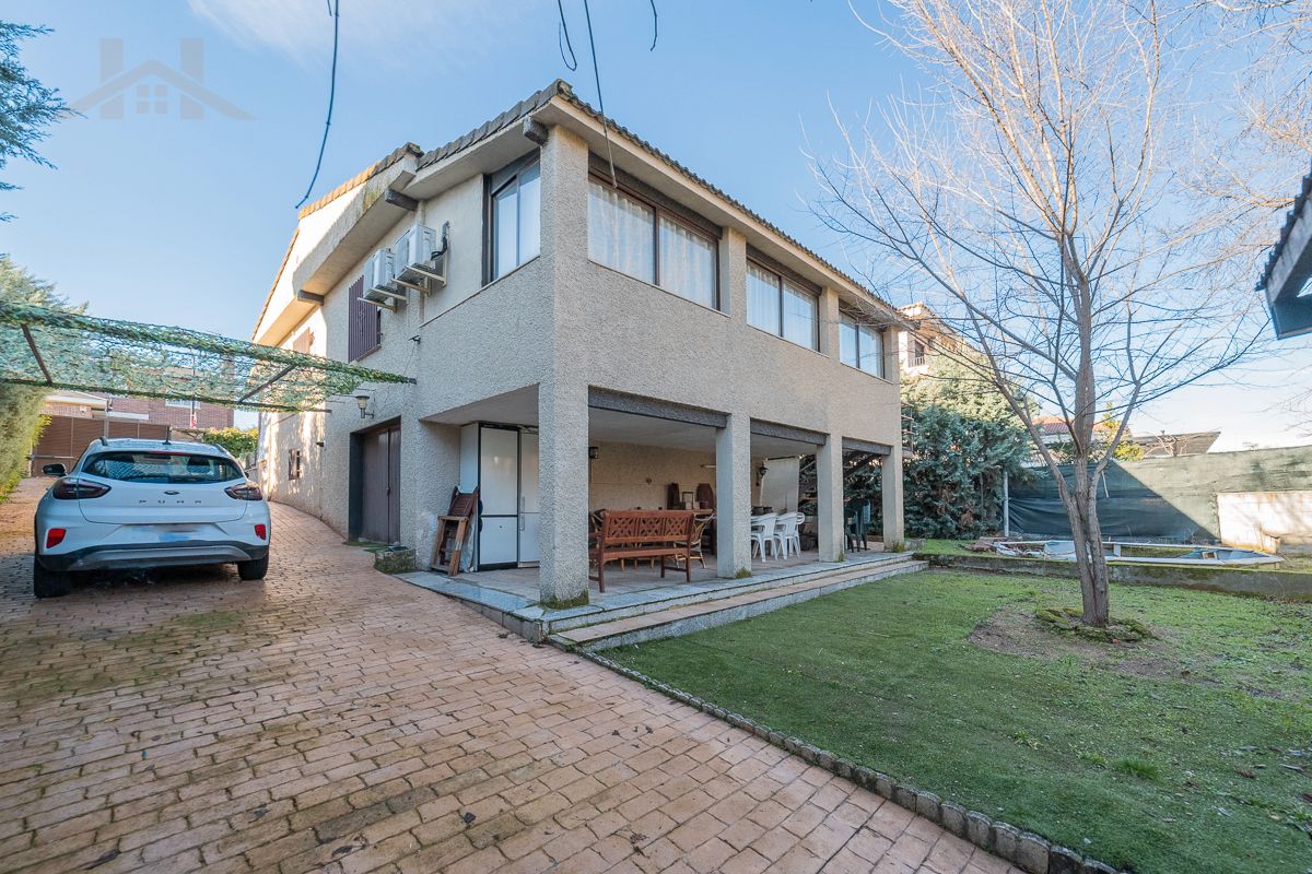 Vista exterior de Casa o xalet en venda en Sevilla la Nueva amb Calefacció, Jardí privat i Traster