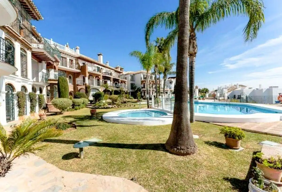 Jardín de Casa adosada en venta en Mijas con Calefacción, Terraza y Piscina