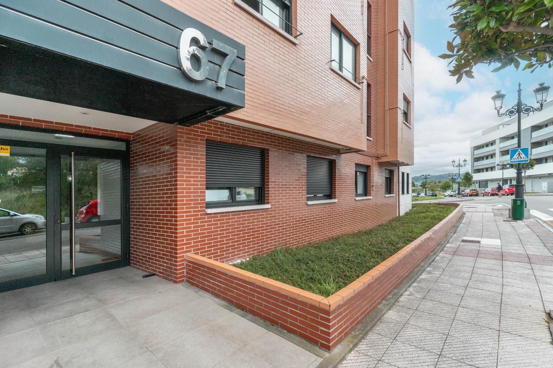 Vista exterior de Pis en venda en Oviedo  amb Calefacció i Traster