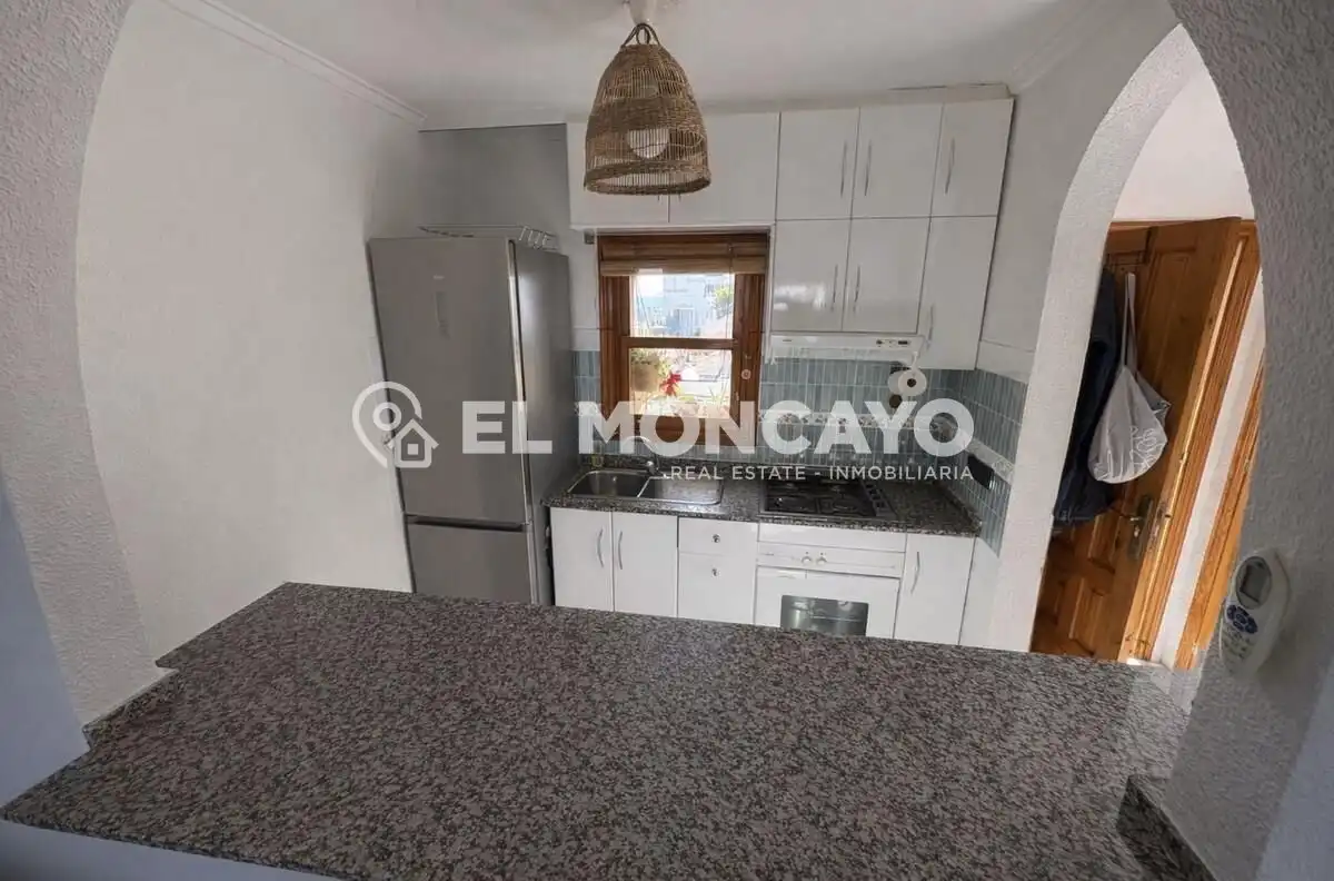 Cocina de Casa adosada en venta en Rojales con Aire acondicionado, Calefacción y Jardín privado