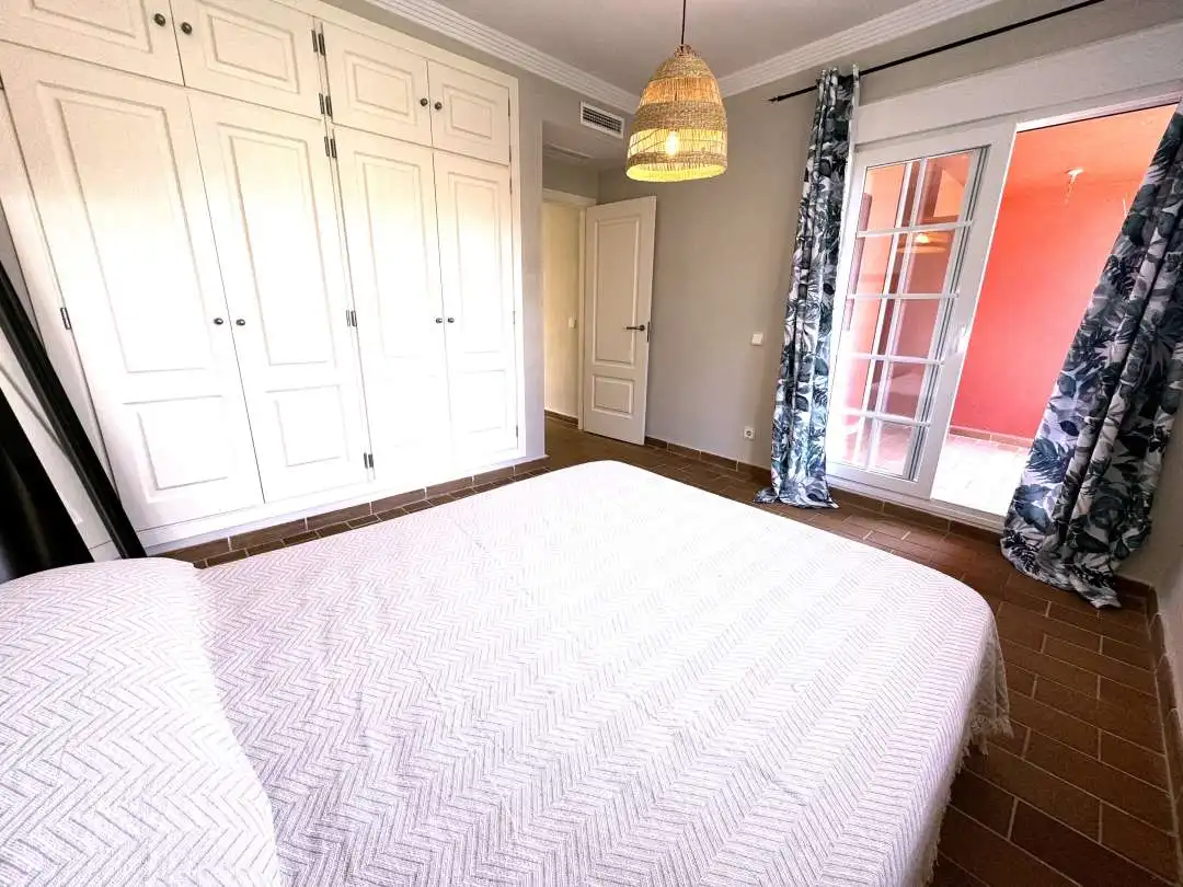 Schlafzimmer von Einfamilien-Reihenhaus zum Verkauf in Sotogrande mit Klimaanlage, Heizung und Privatgarten