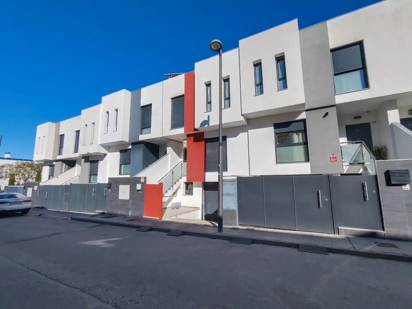 Vista exterior de Casa adosada en venda en Vegas del Genil amb Aire condicionat, Calefacció i Moblat