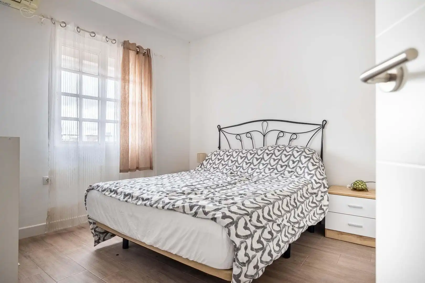 Habitación de Piso en venta en Sevilla con Aire acondicionado, Terraza y Trastero