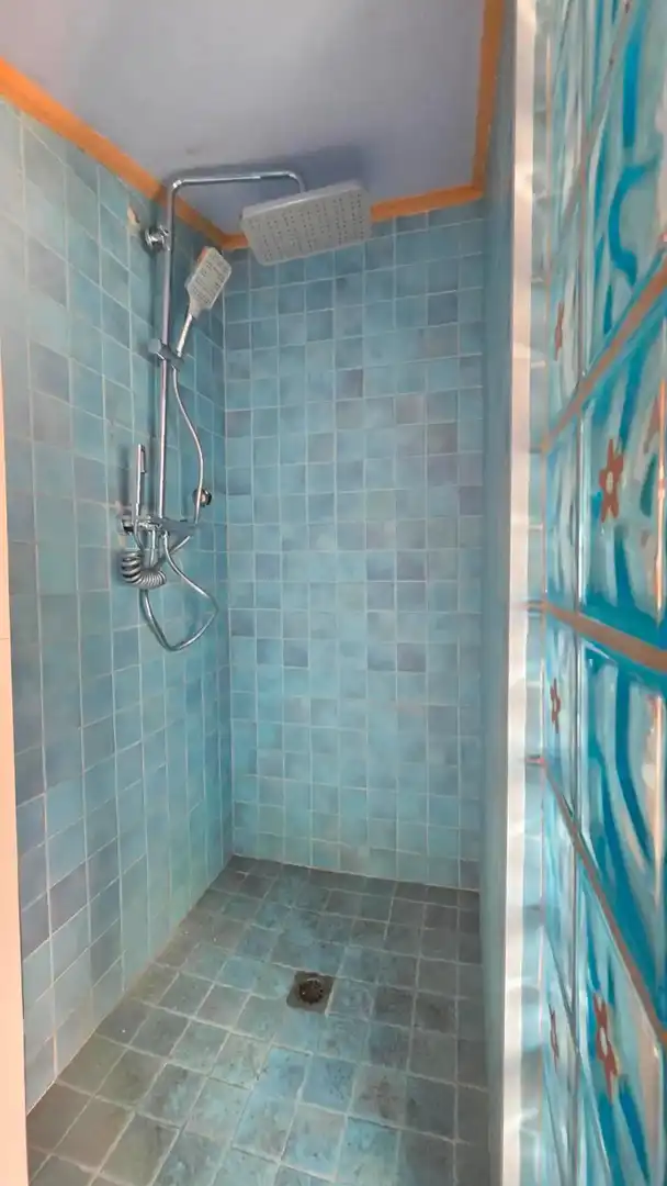 Badezimmer von Dachboden zum Verkauf in Rubí mit Terrasse und Ofen