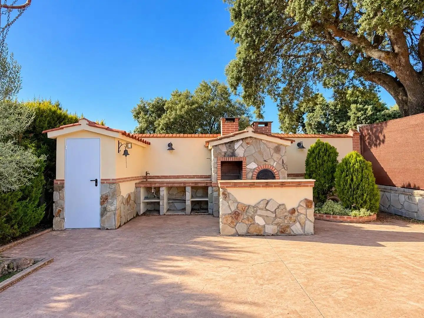 Exterior view of Houses for sale in Chiloeches, Guadalajara