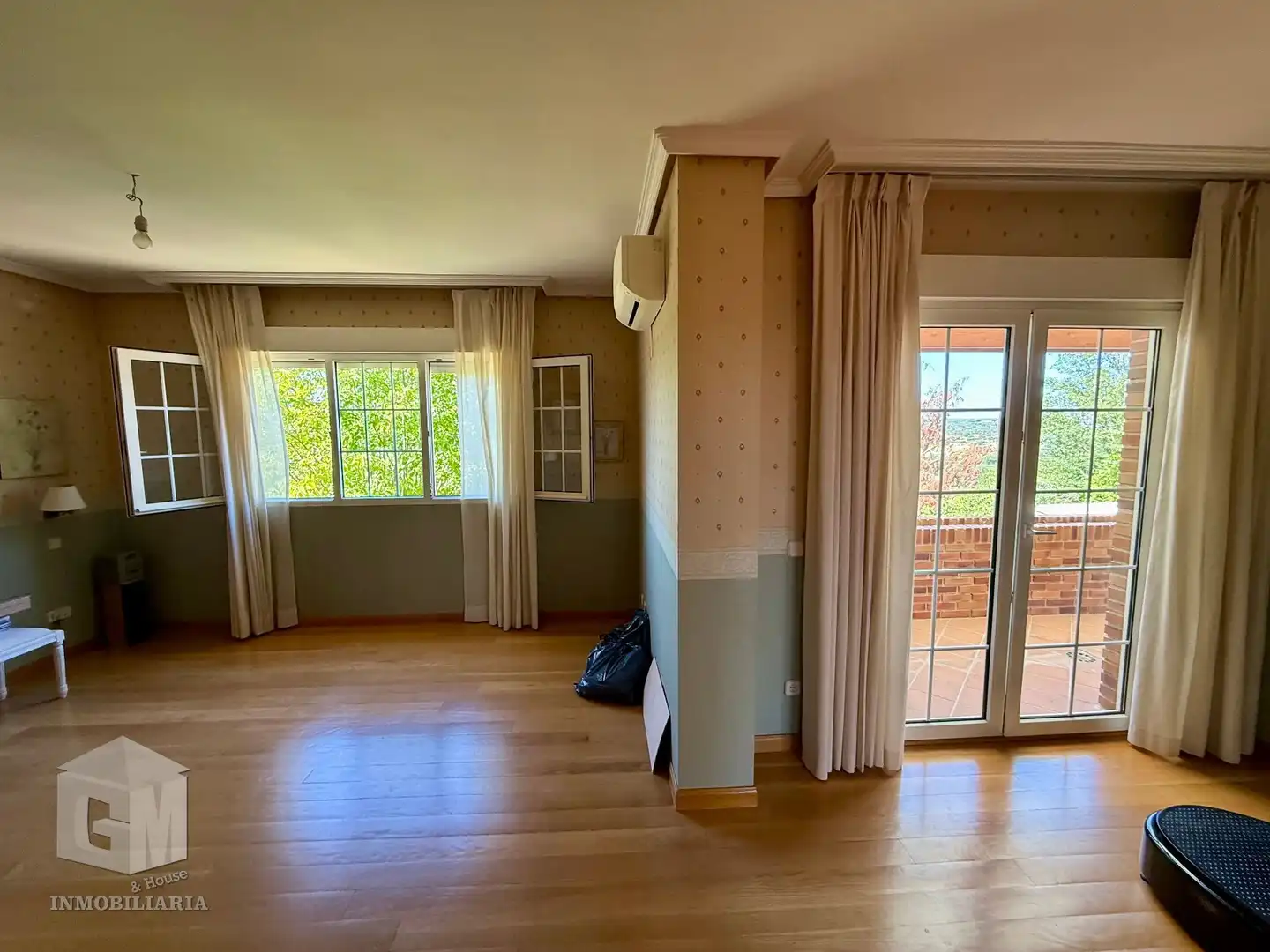 Sala d'estar de Casa o xalet en venda en Villaviciosa de Odón amb Aire condicionat, Calefacció i Jardí privat