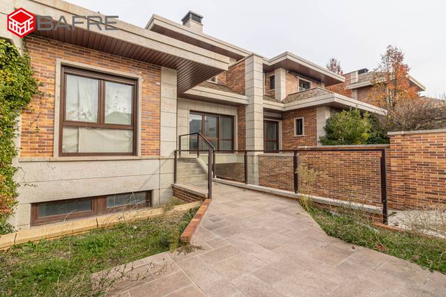 Casa-chalet en Venta en Calle Traviata en Los Satélites - Roza Martín