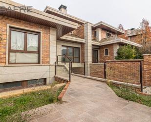 Vista exterior de Casa o xalet en venda en Majadahonda amb Aire condicionat, Jardí privat i Parquet