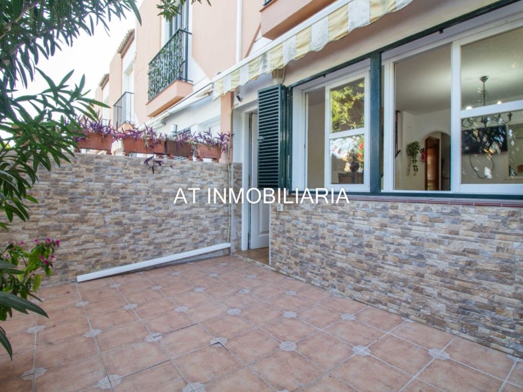 Vista exterior de Casa adosada en venda en Chiclana de la Frontera amb Aire condicionat i Piscina