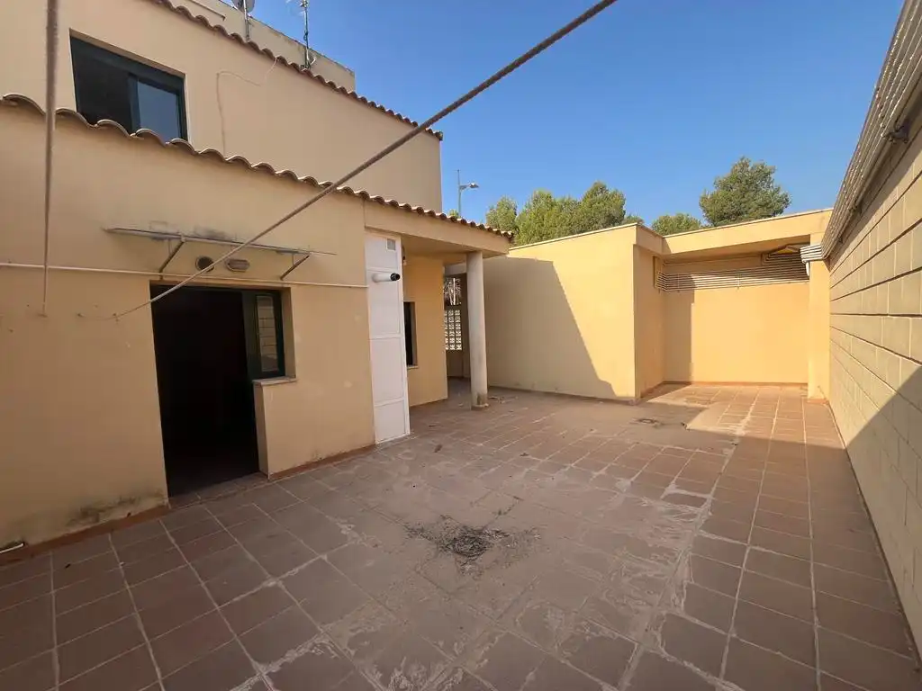 Vista exterior de Casa o xalet de lloguer en Albacete amb Calefacció, Parquet i Terrassa
