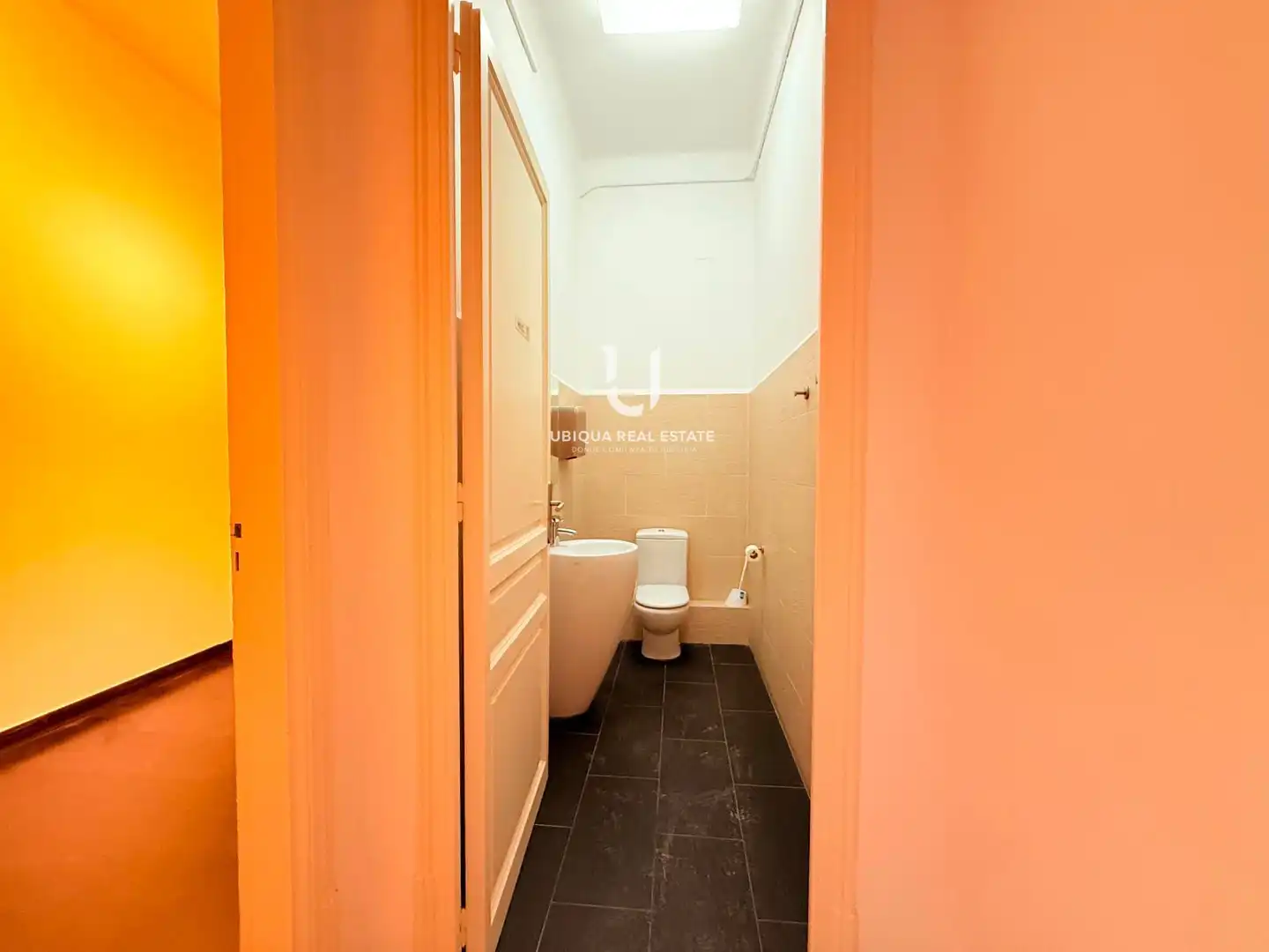 Baño de Oficina de alquiler en Barcelona con Aire acondicionado, Calefacción y Terraza