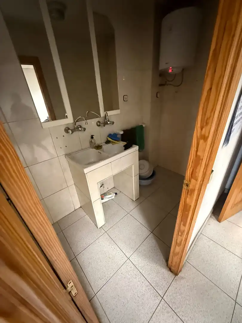 Badezimmer von Fabrikhallen zur Miete in  Logroño