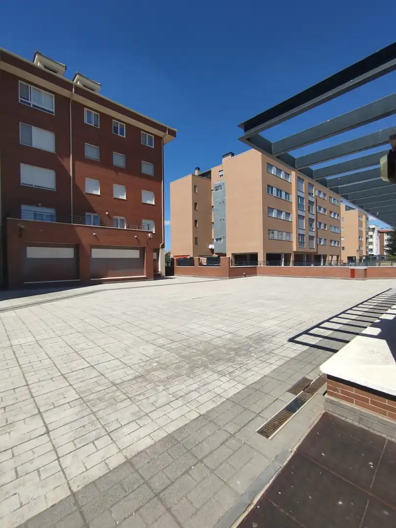 Aparcament de Pis en venda en Ávila amb Calefacció, Terrassa i Traster