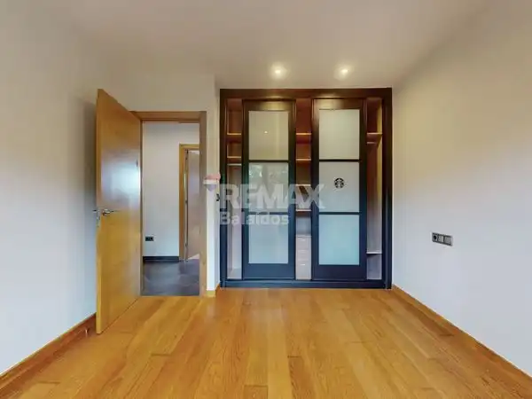 Dormitori de Casa o xalet en venda en Vigo  amb Calefacció, Jardí privat i Terrassa