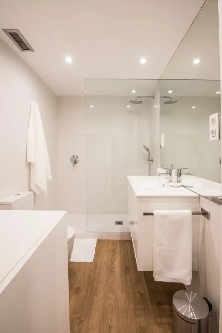 Bathroom of Flat for sale in Madrid  with Air Conditioner, Heating and Community pool