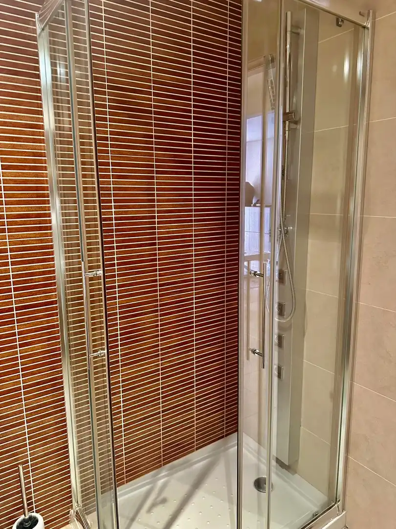Baño de Apartamento de alquiler en Estepona con Aire acondicionado, Terraza y Piscina
