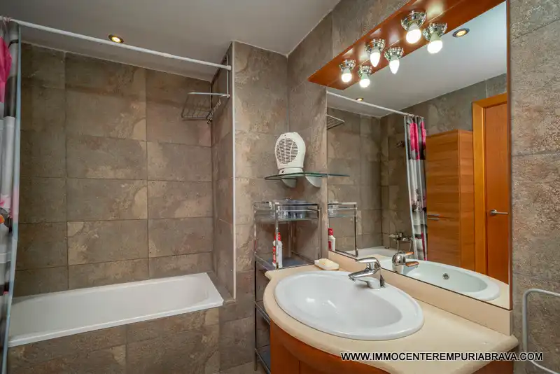 Baño de Apartamento en venta en Empuriabrava