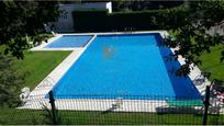 Piscina de Casa adosada en venda en Santiago de Compostela  amb Jardí privat