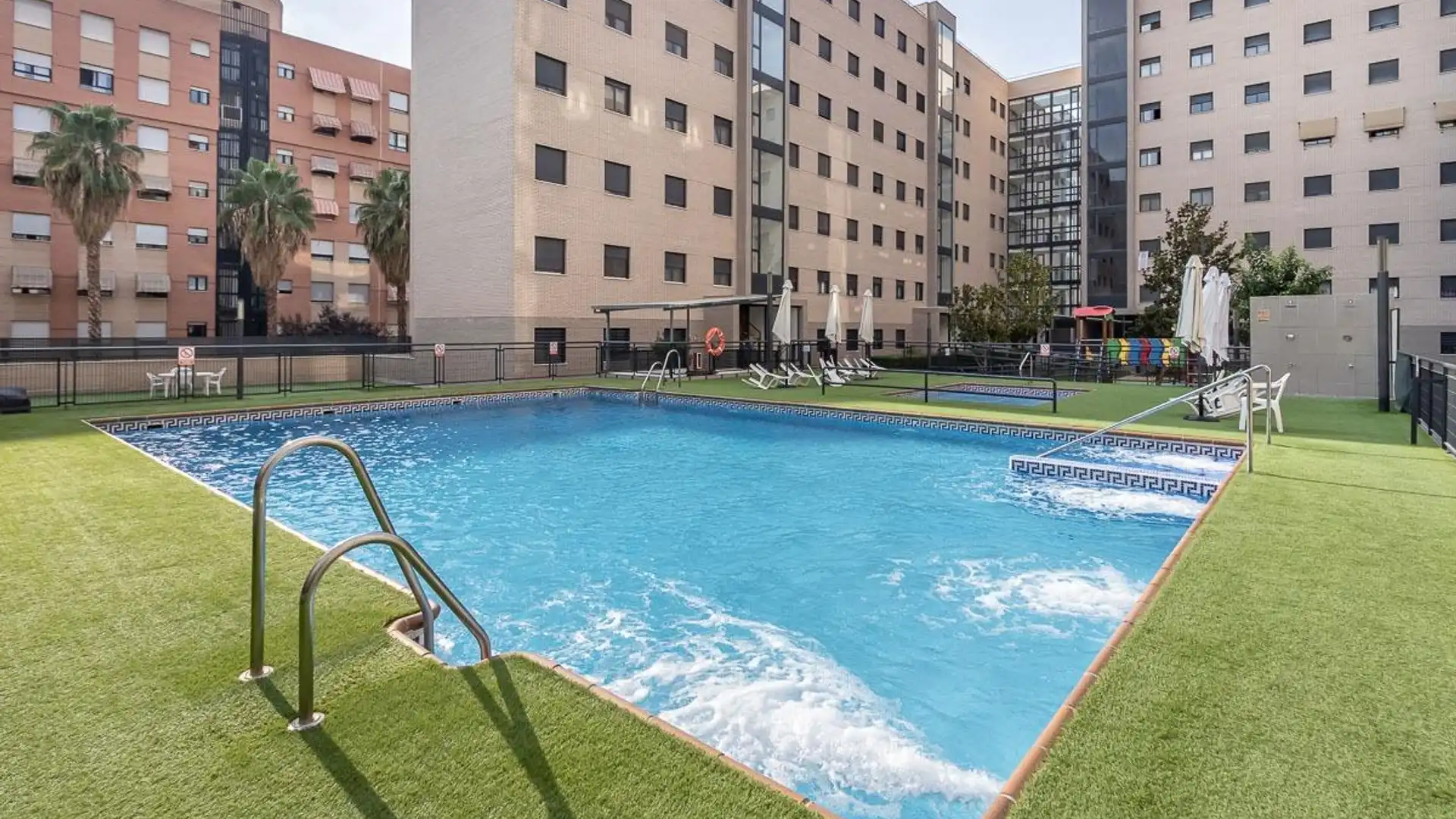 Piscina de Piso en venta en  Granada Capital con Calefacción, Terraza y Trastero