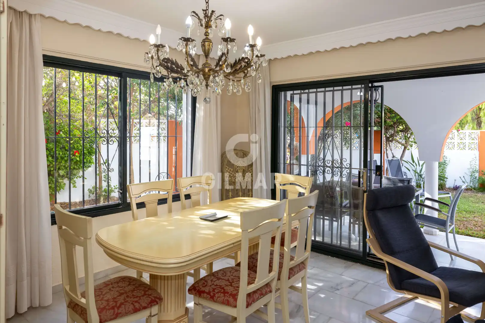 Vista exterior de Casa o xalet en venda en Marbella amb Jardí privat i Piscina