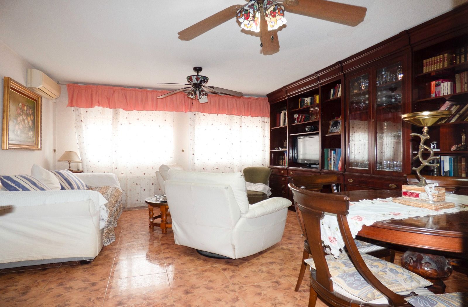 Sala d'estar de Casa adosada en venda en Villa del Prado amb Jardí privat, Terrassa i Traster