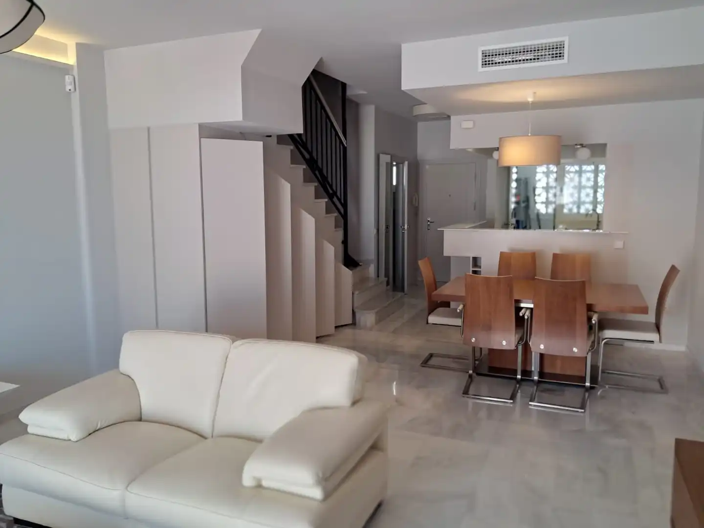 Sala d'estar de Casa adosada en venda en Estepona amb Aire condicionat, Terrassa i Traster