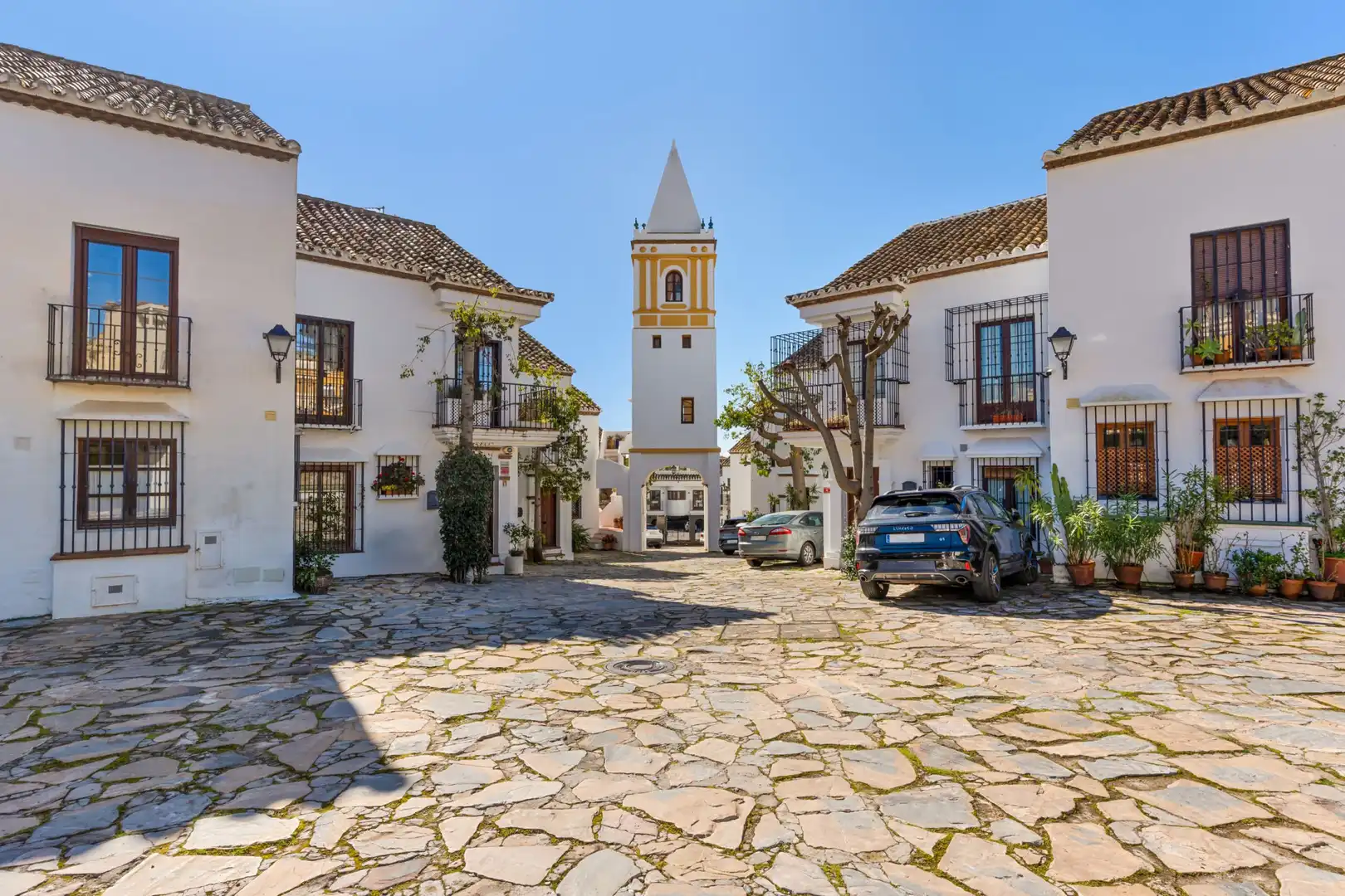 Vista exterior de Casa adosada en venda en Marbella amb Aire condicionat, Terrassa i Piscina