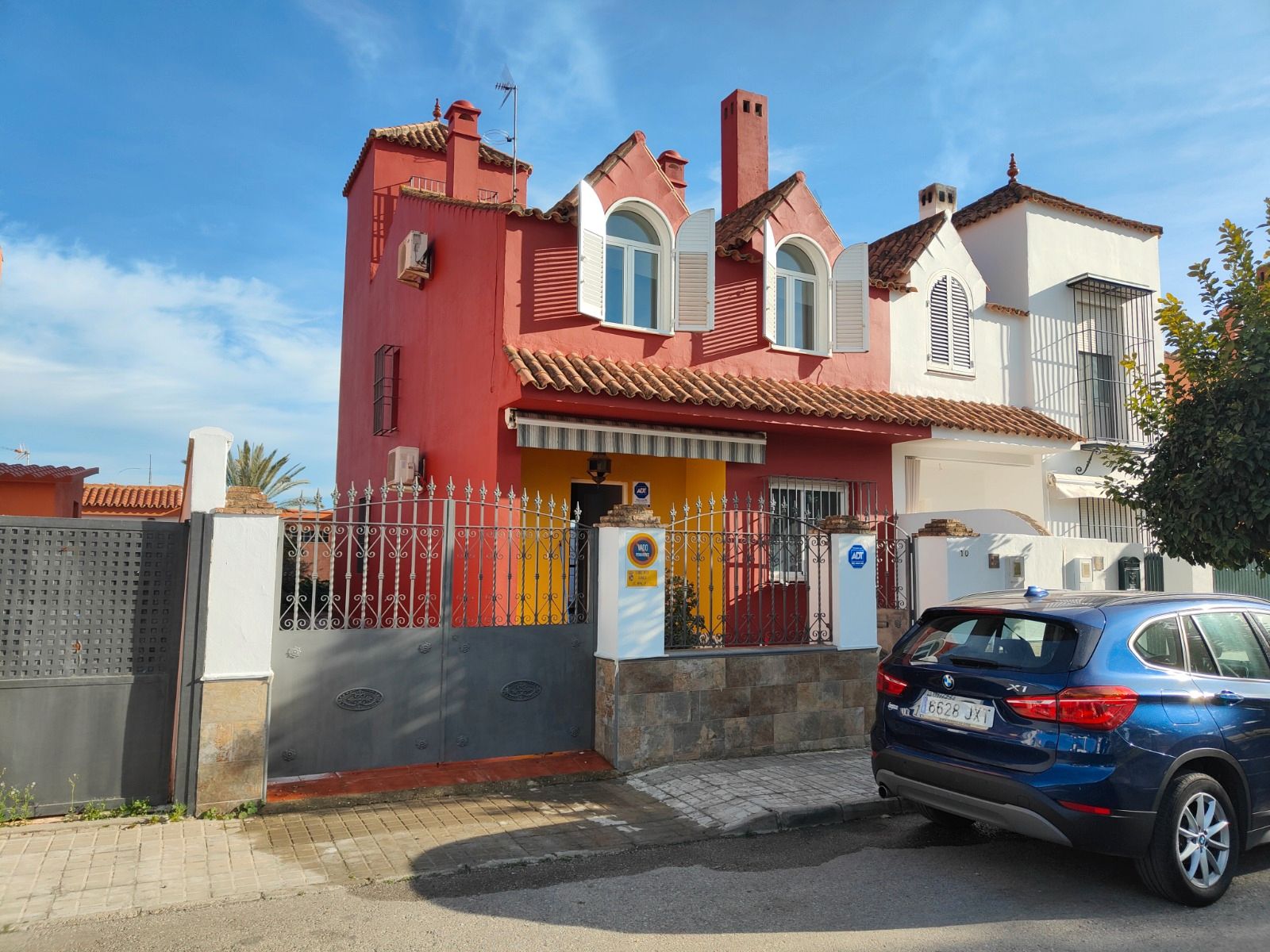 Vista exterior de Casa adosada en venda en Gines amb Aire condicionat, Calefacció i Jardí privat