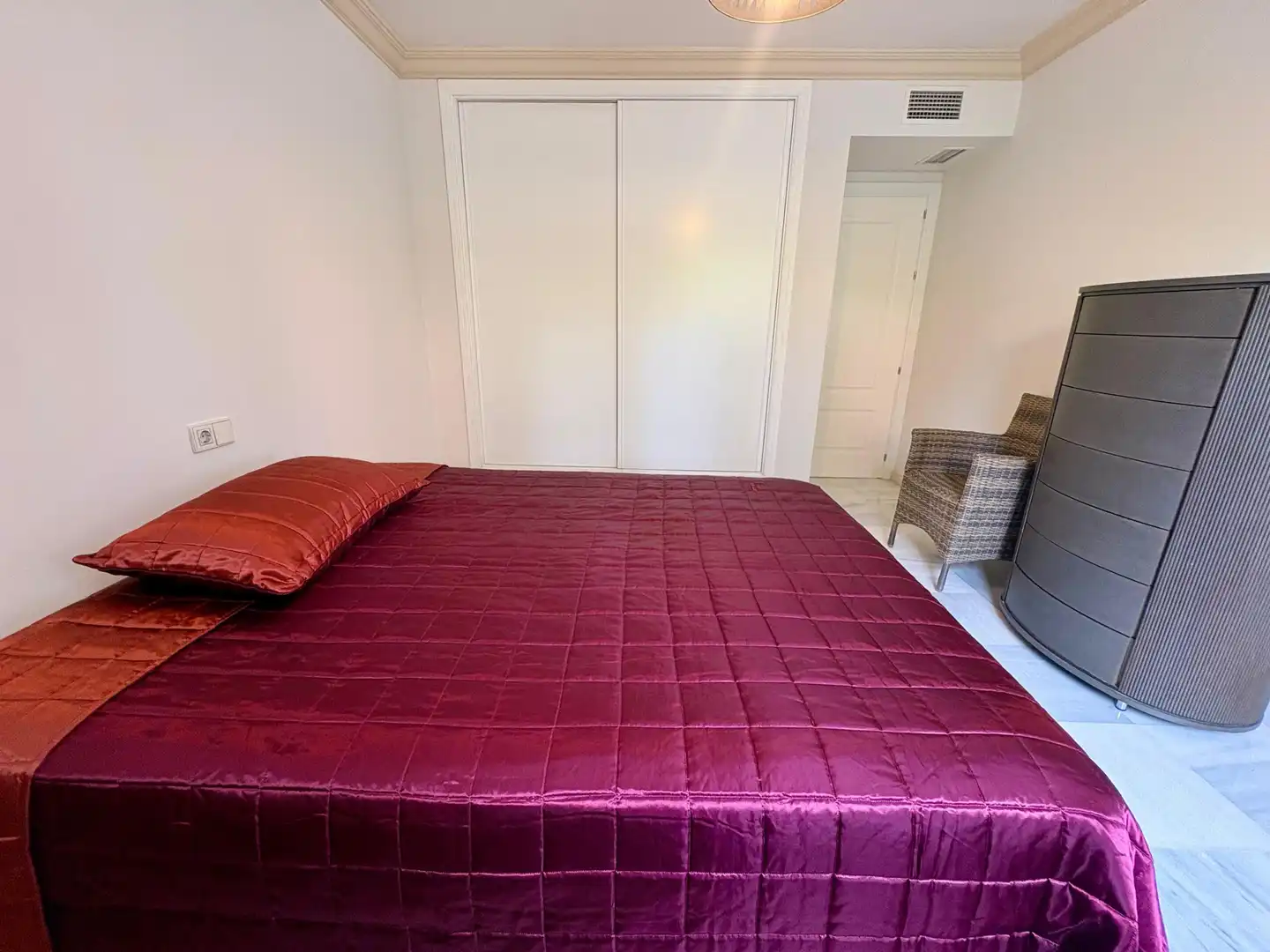 Habitación de Apartamento de alquiler en Marbella con Aire acondicionado, Calefacción y Jardín privado