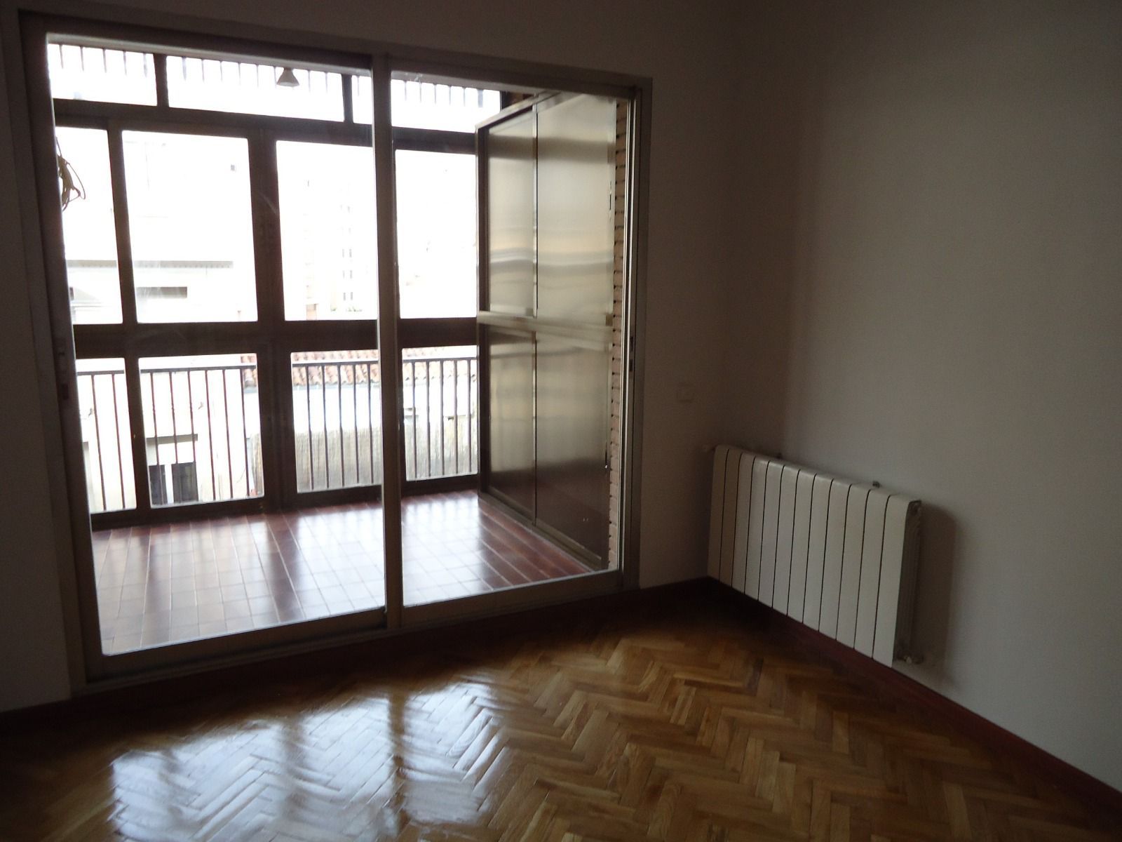 Bedroom of Flat to rent in  Madrid Capital  with Air Conditioner, Heating and Parquet flooring