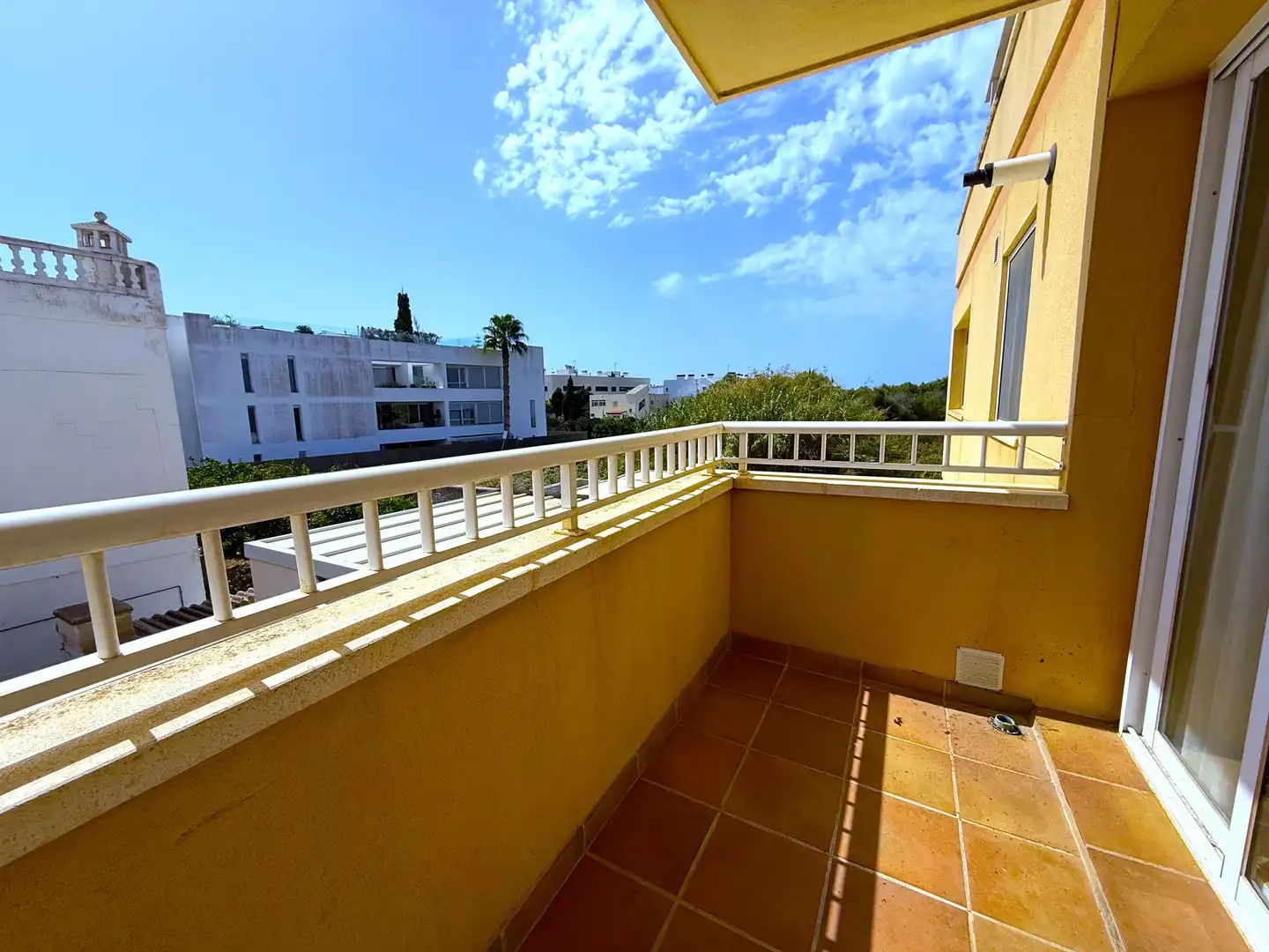 Außenansicht von Wohnungen zum Verkauf in Santa Eulària des Riu mit Klimaanlage, Heizung und Terrasse
