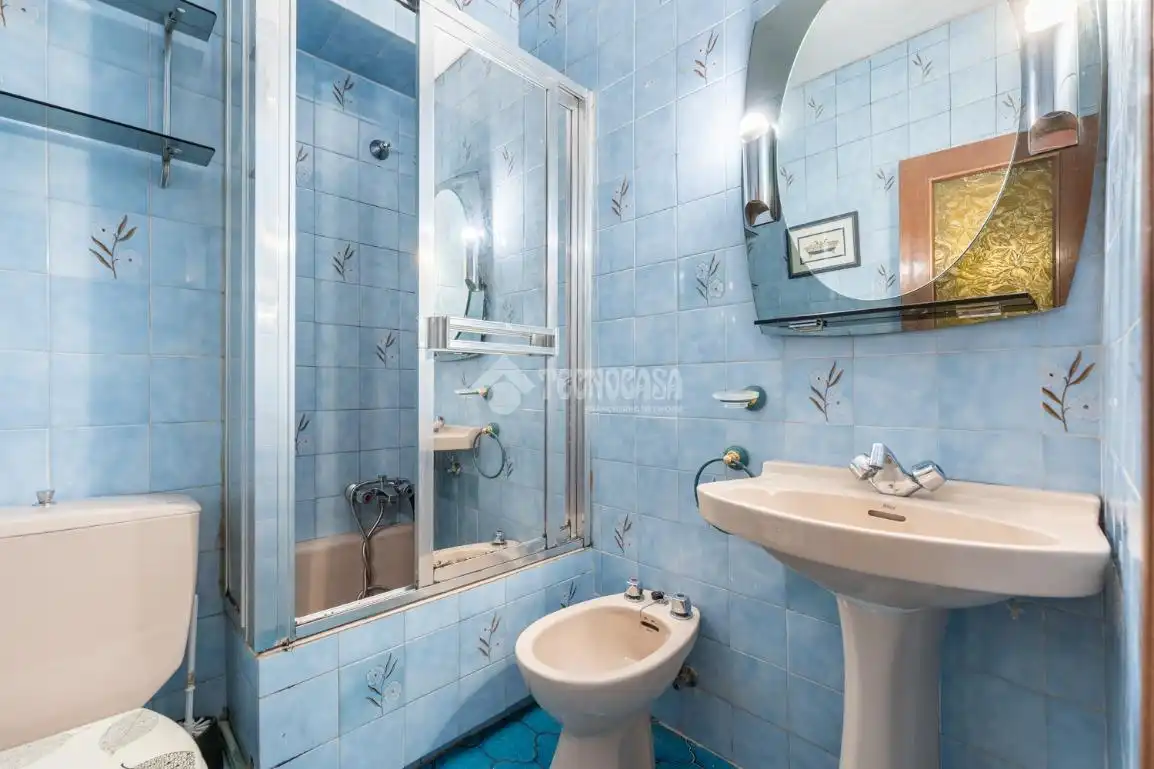 Bathroom of Flat for sale in Madrid