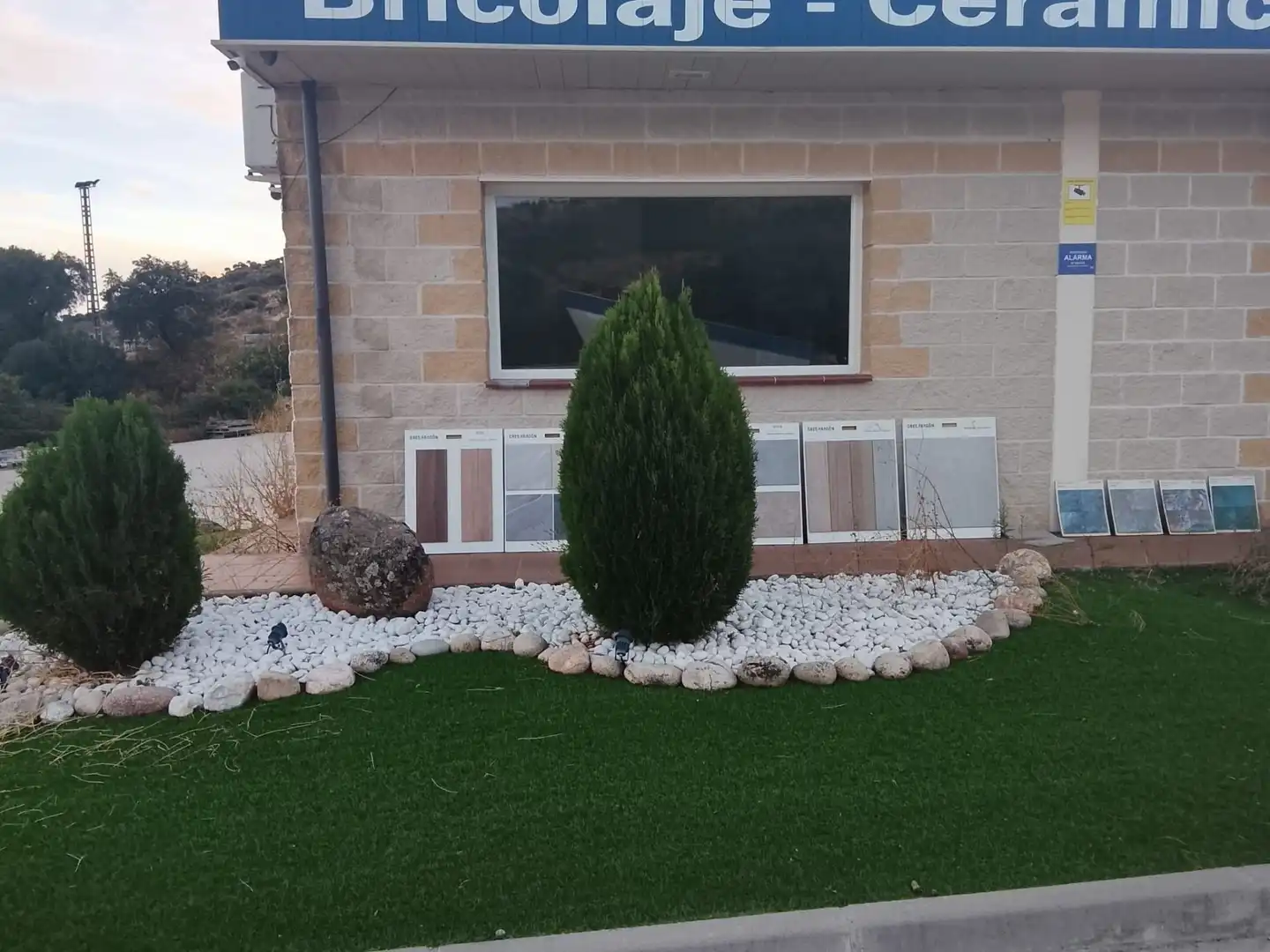 Jardí de Nau industrial en venda en El Hoyo de Pinares 