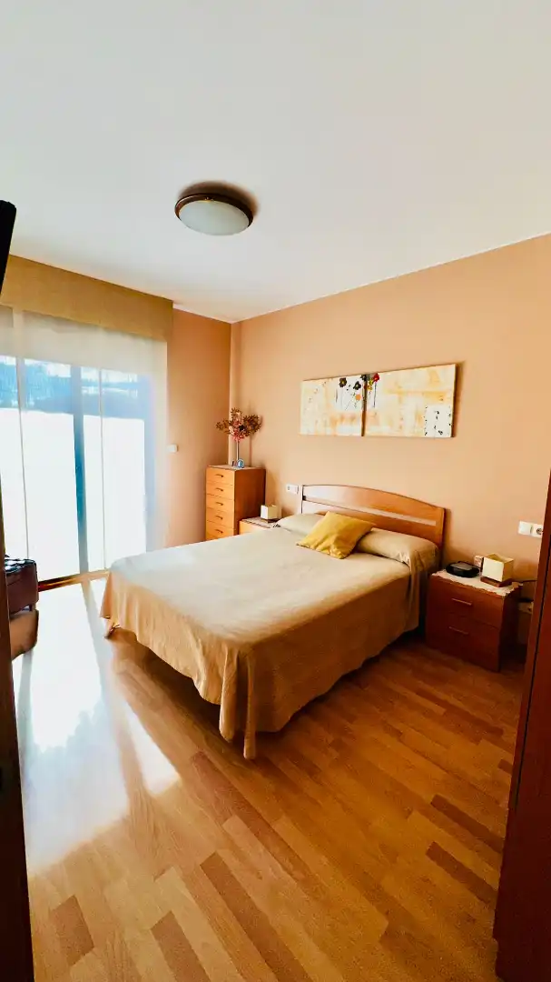 Schlafzimmer von Dachboden zum Verkauf in L'Estartit mit Klimaanlage, Heizung und Parkett
