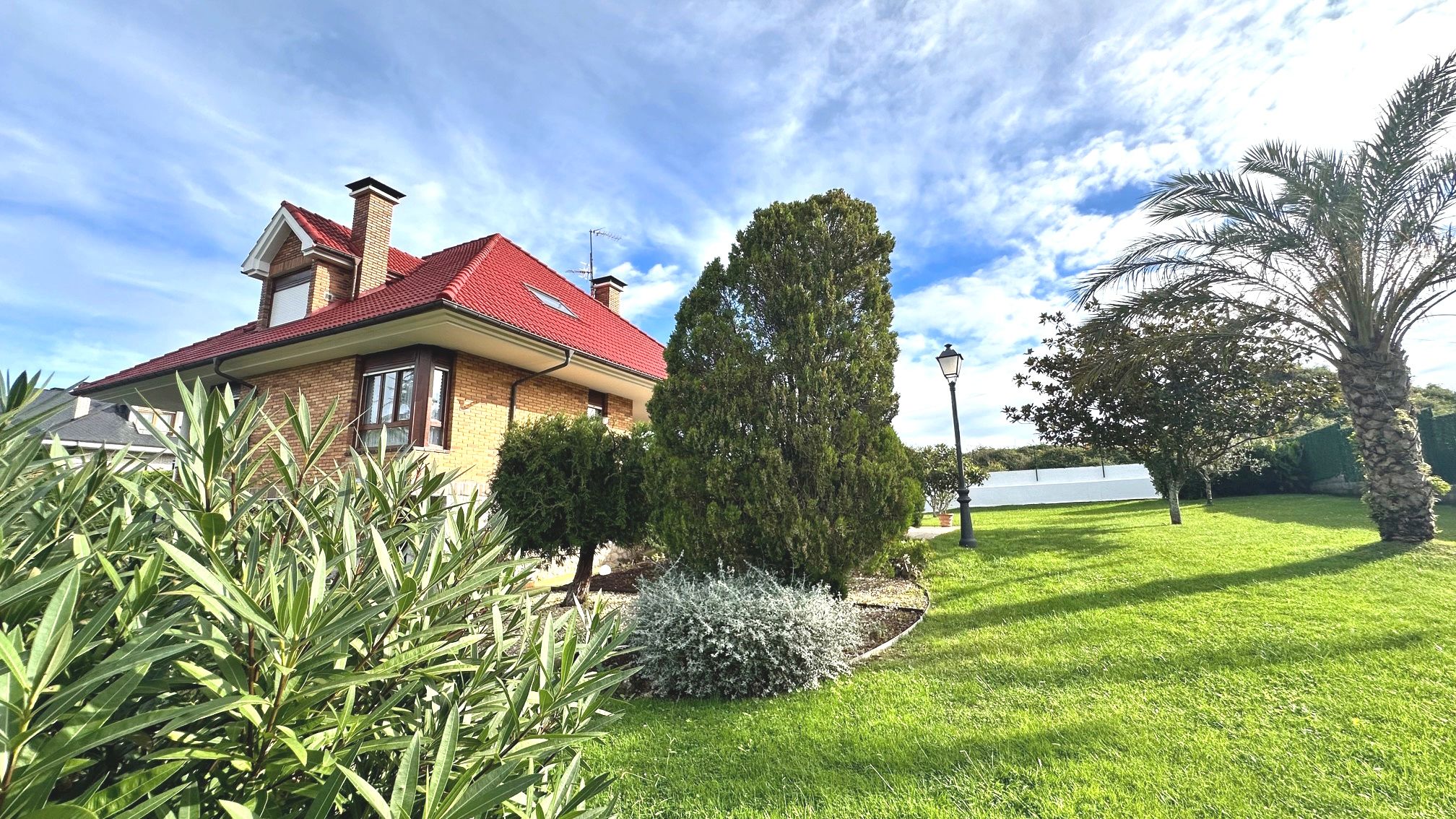 Vista exterior de Casa o xalet en venda en Noja amb Calefacció, Jardí privat i Terrassa